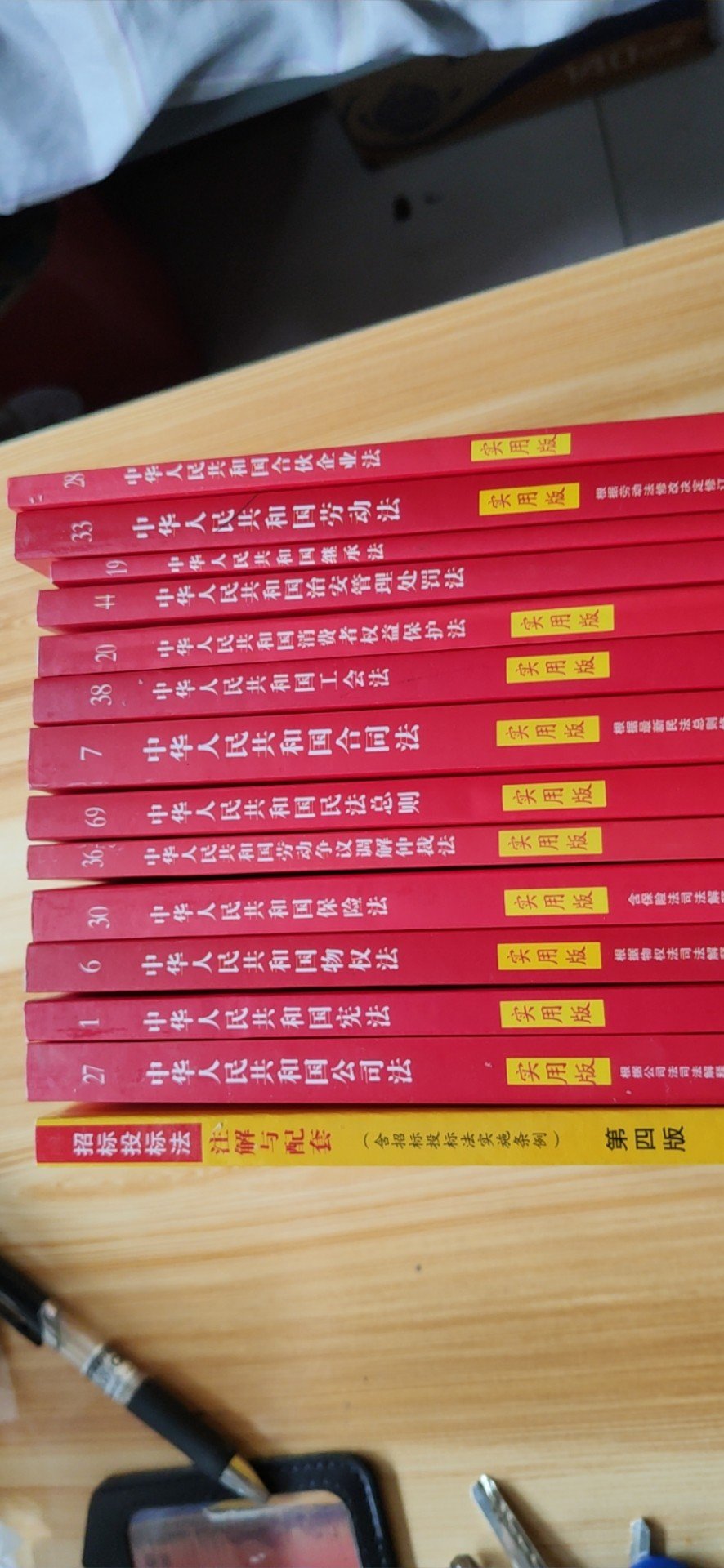   东西物美价廉，性价比不错，特别完美，物流客服服务什么的都蛮好， 就书本身来讲，没有缺陷，我帮朋友买的，我以前买的是自营的，书中有彩色重点标记，这个我看了，非常棒