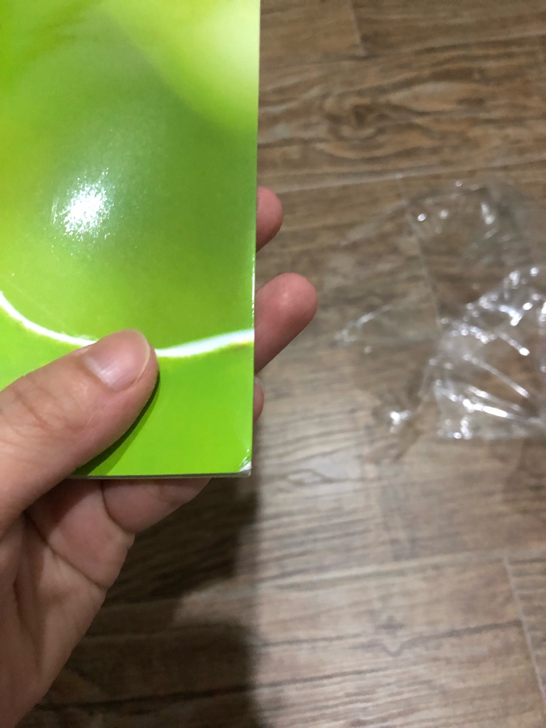 看评论大家收到的都是有带硬壳包装的，我收到的却没有，导致书的封面和书脊处都有不同程度的破损