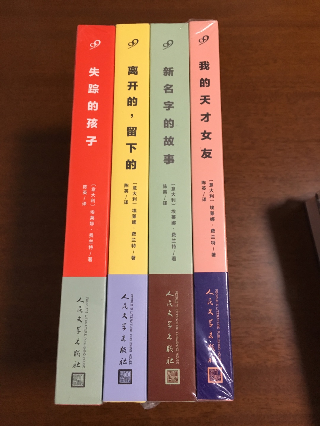 在世界范围内掀起了“费兰特热”，千万读者为书中对女性友谊极度真实、尖锐、毫不粉饰的描述所打动。虽然作者从未公开其性别，但媒体和评论家从其“自传性”色彩强烈的写作中判断其为女性。2015年，埃莱娜&middot;费兰特被《金融时报》评为“年度女性”。2016年，《时代》周刊将埃莱娜&middot;费兰特选入“*具影响力的100位艺术家”。很好哈哈哈哈哈哈哈