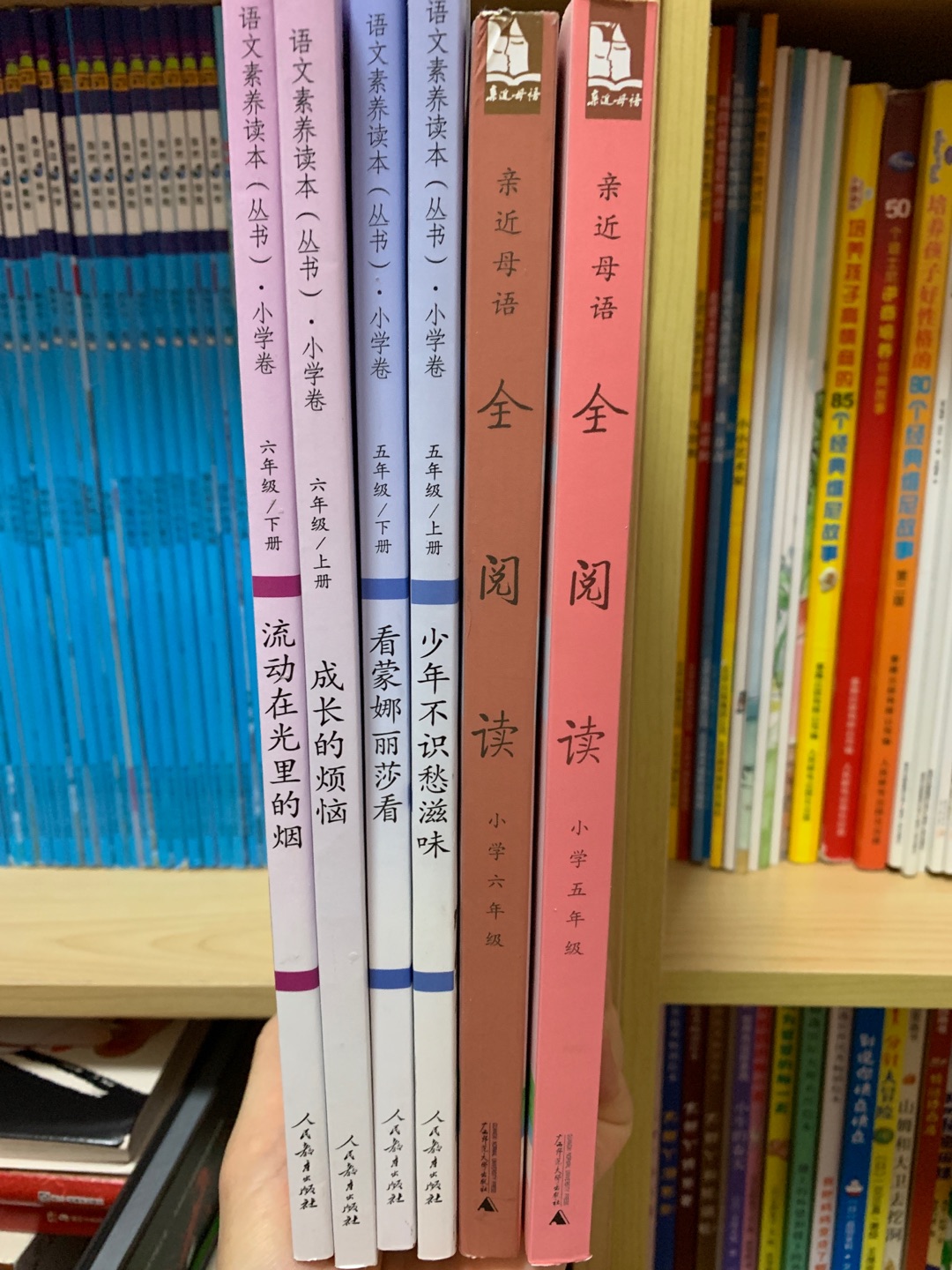 选文充分体现经典性、可读性和语文性。小学阶段以童话、故事、寓言、童谣、儿童诗、科幻作品等为主初中阶段仍以文学作品为主，包括散文、小说、诗歌、传记、科幻作品，以及议论文、说明文等高中阶段的选文范围更广，涉及中外文学、历史、哲学、政治、经济、科技等领域。整套读本比较注重古典传统，古诗文所占比重较大，，从小学低年级开始就有古诗文。