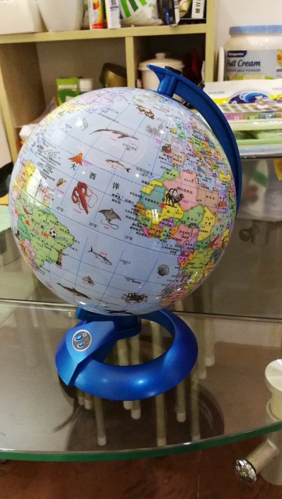 地球仪挺精致的，刚好某小孩放学回来看到觉得特别惊喜。拿着地球仪在那边研究了好久，他终于发现了在书本里看到的很多国家的位置，还特地去找了巴西的位置，因为他说巴西是专门踢足球的。之前和孩子在家一起看了《蓝色星球》的海洋纪录片，也看了《蓝色星球》那本书的高清彩图，这次从地球仪上也真的看到了地球大部分都是蓝色的海洋，他说地球真的是一个蓝色星球。这算是终于对地球有了一个比较整体和立体的认知，这个就是给他买地球仪的意义了。而且这个地球仪还有小夜灯的功能，看地球仪不刺眼，也可以清晰辩识上面的地理信息。