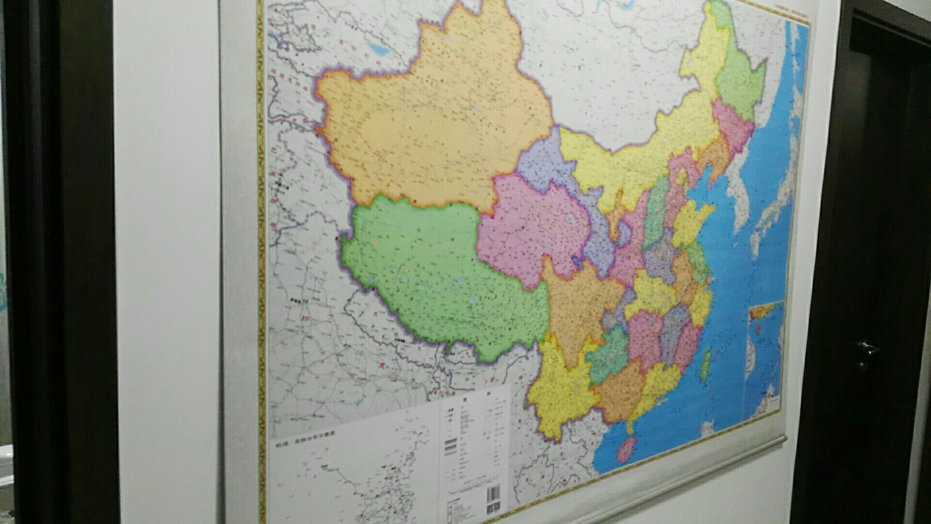 先买了中国地图，质量不错，今又买世界地图，即装饰又实用。