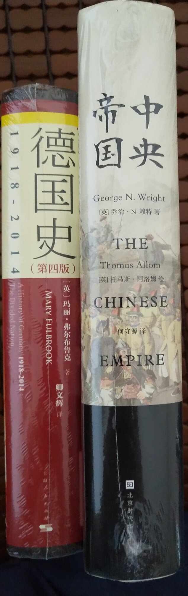 中国在1840年以前多是一个“中央大帝国”的姿态，因为中国比欧洲早了近一千年时间完成了从奴隶社会到封建时代的转型，创造了许多的奇迹和世界第一，常常能感受到中华文化对周边地区乃至世界的影响。正因为“东学西渐”的影响，所以直到在19世纪的欧美人眼中，名为“清”的“中央帝国”是世界第一大国，同时也是一个神秘而遥远的国度。有识之士渴望了解泱泱中华的古老文明、礼仪风范、文学艺术与科学技术，揭开这个东方大国的神秘面纱，而这本书正是以世界人之眼看中国的历史巨著，是西方世界对中国的“观看角度”与科学记录。在书中那一幅幅细腻生动的画作勾勒出晚清社会朝野的市井浮世绘，像一幅辽阔的中华帝国全景图徐徐展现在眼前。英国作家乔治·N.赖特的撰文解说，可以说是从一个独特的视角真实地反映了中国的历史、社会、民俗、文化以及东西方的文化交流。书很厚，内容详实，内含丰富的历史细节，需要耐性好好读一读。商家服务态度很好，发货及时物流很快，快递小哥细心周到人很好！