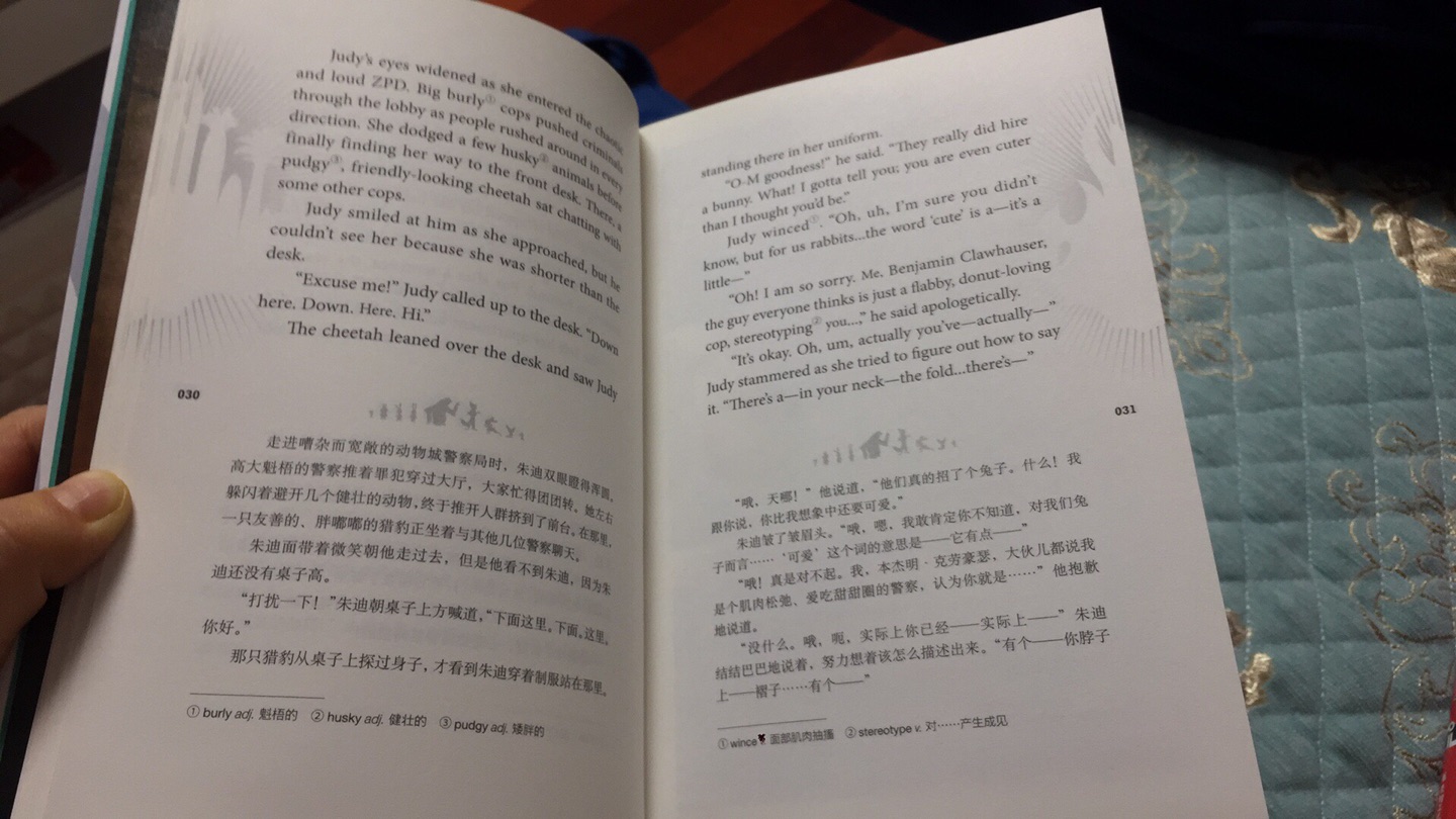 在新华书店看见后心里就种草了，终于先买回一批了。质量不错，难度适合有一些英文基础的孩子。