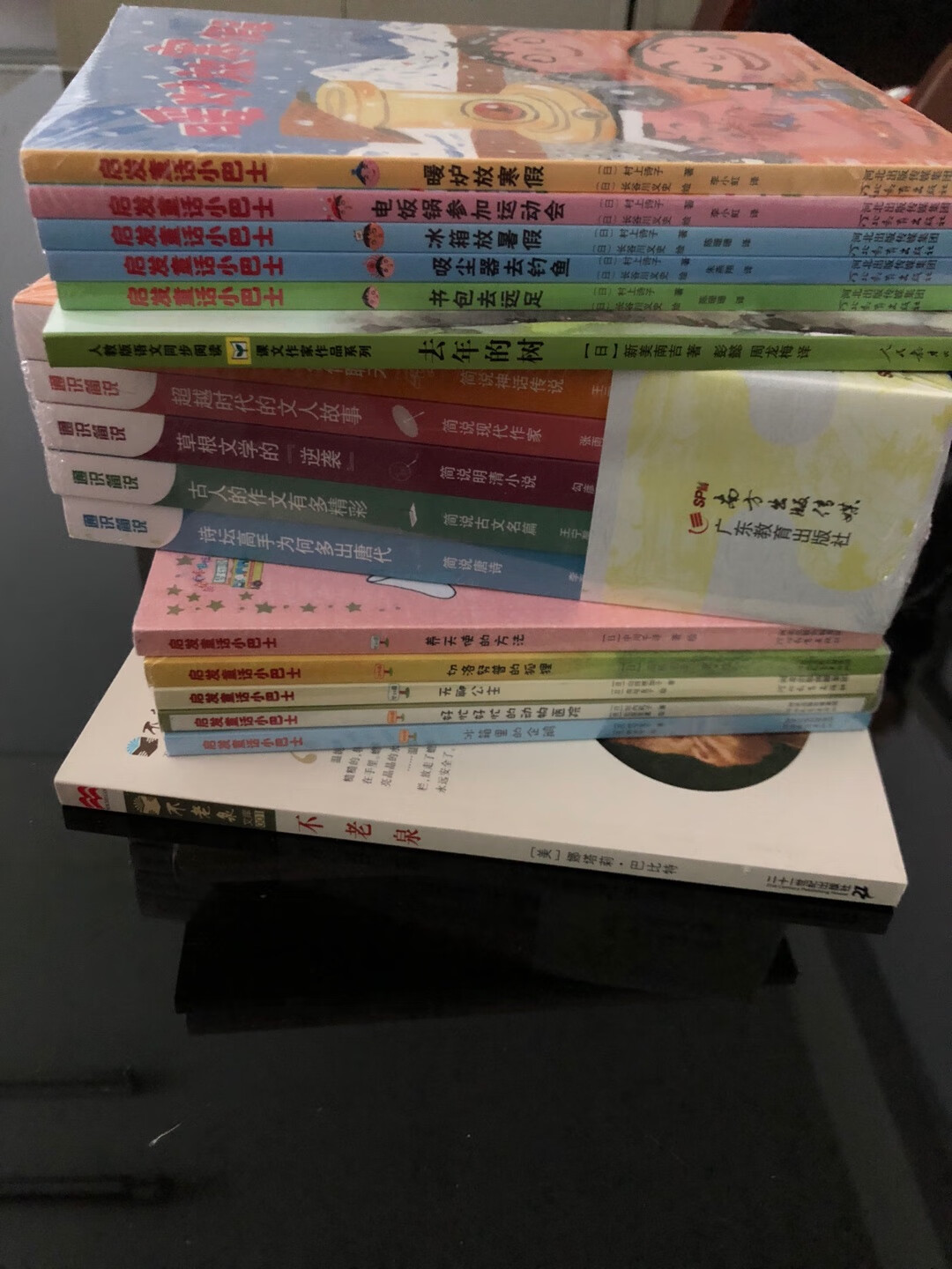 如果我能再次养大我的孩子          —仑曼斯【英】如果我能再次养大我的孩子，我会先蹲下，再温柔地诉说。我会多将拇指竖起，少用食指指点。我会拿出更多微笑给孩子。如果我能再次养大我的孩子，我会少用眼睛看分数，多用眼睛看优点。我会注意少一点责备，而去多一点关心。我会将板着的脸收藏，而成为孩子的玩伴，跟着孩子一起跑到原野去看星星。如果我能再次养大我的孩子，我会早早地将他推出门，尽管我很心疼。我会多拥抱，少搀扶。我不再追求对权力的爱，我会效法爱的力量。如果……如果我能再次养大我的孩子，如果，没有如果，我必须从今天开始改变……做一名智慧的家长！做一名时时觉醒的家长！