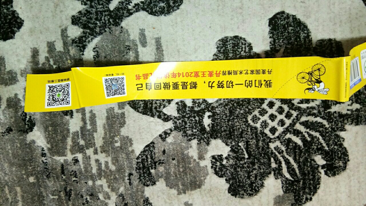 书真的很好看啊！一页黑白一页彩色的，很漂亮的印刷，图片和内容都很好看，买了好几本绘本，真的爱上绘本了，每一本都很好看！