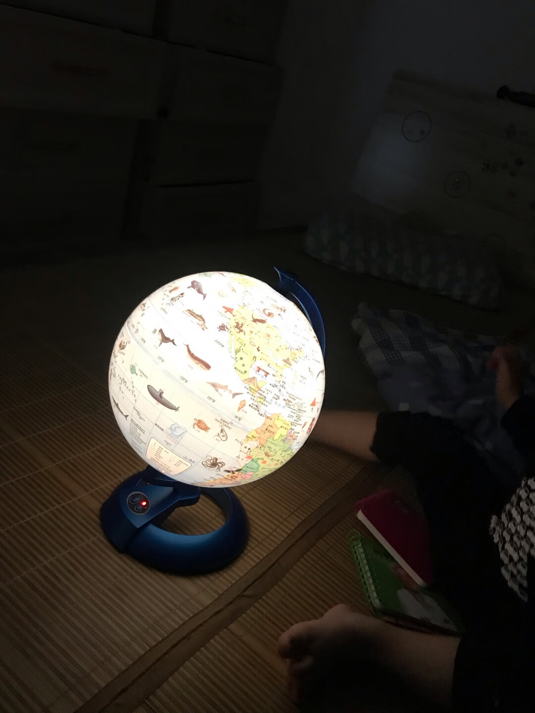 地球仪看起来普通，但是真的很惊喜，灯光柔和不刺眼 还可以定时30/60秒 孩子看着玩着就睡着了 操作也简单。等大一点还可以陪他讲地球各个地方的故事 超棒的