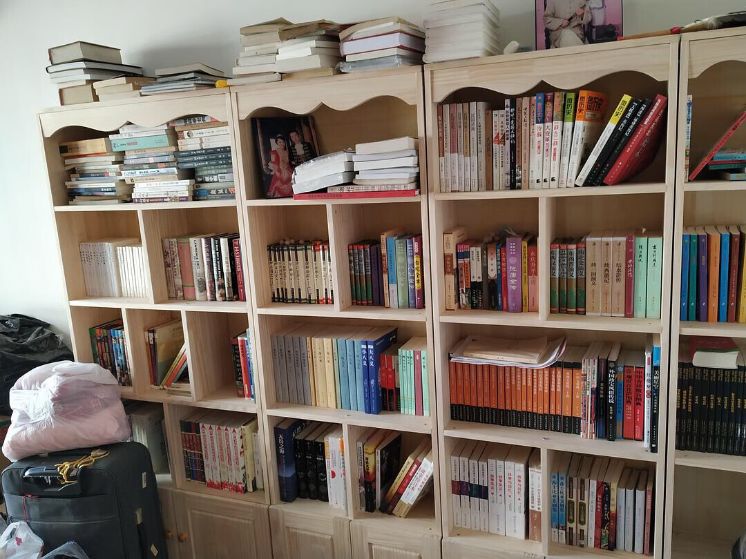 买的书太多书架放不下只能换房了