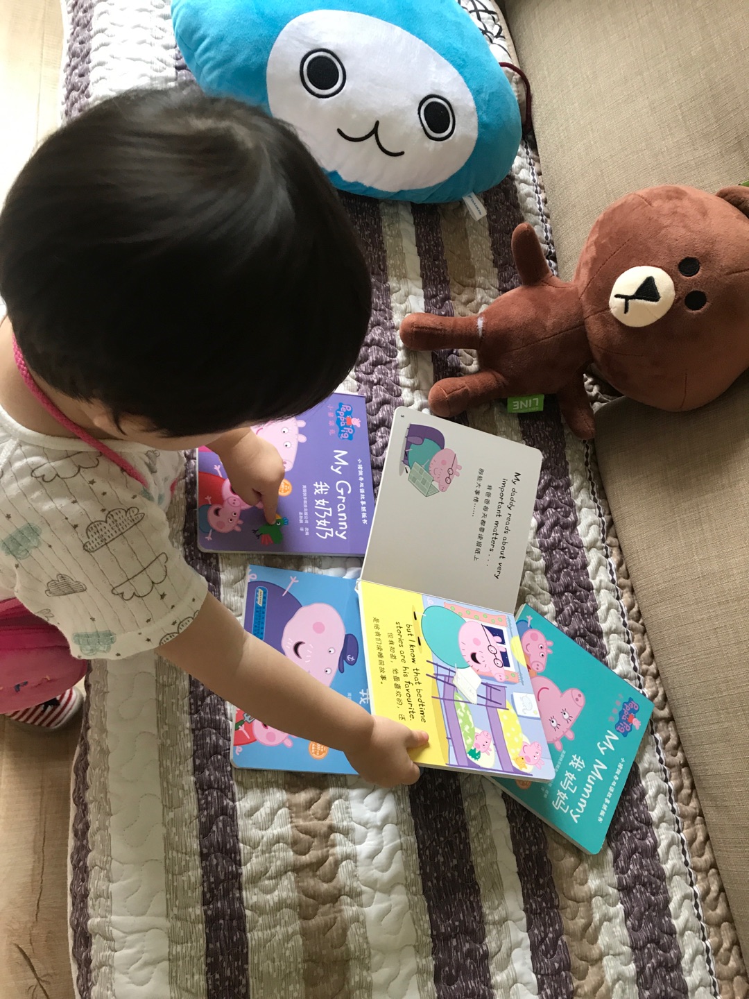 宝宝非常喜欢看小猪佩奇的动画片，这个书不是按照每集的内容，是按爸爸妈妈爷爷奶奶编辑的，挺好的。
