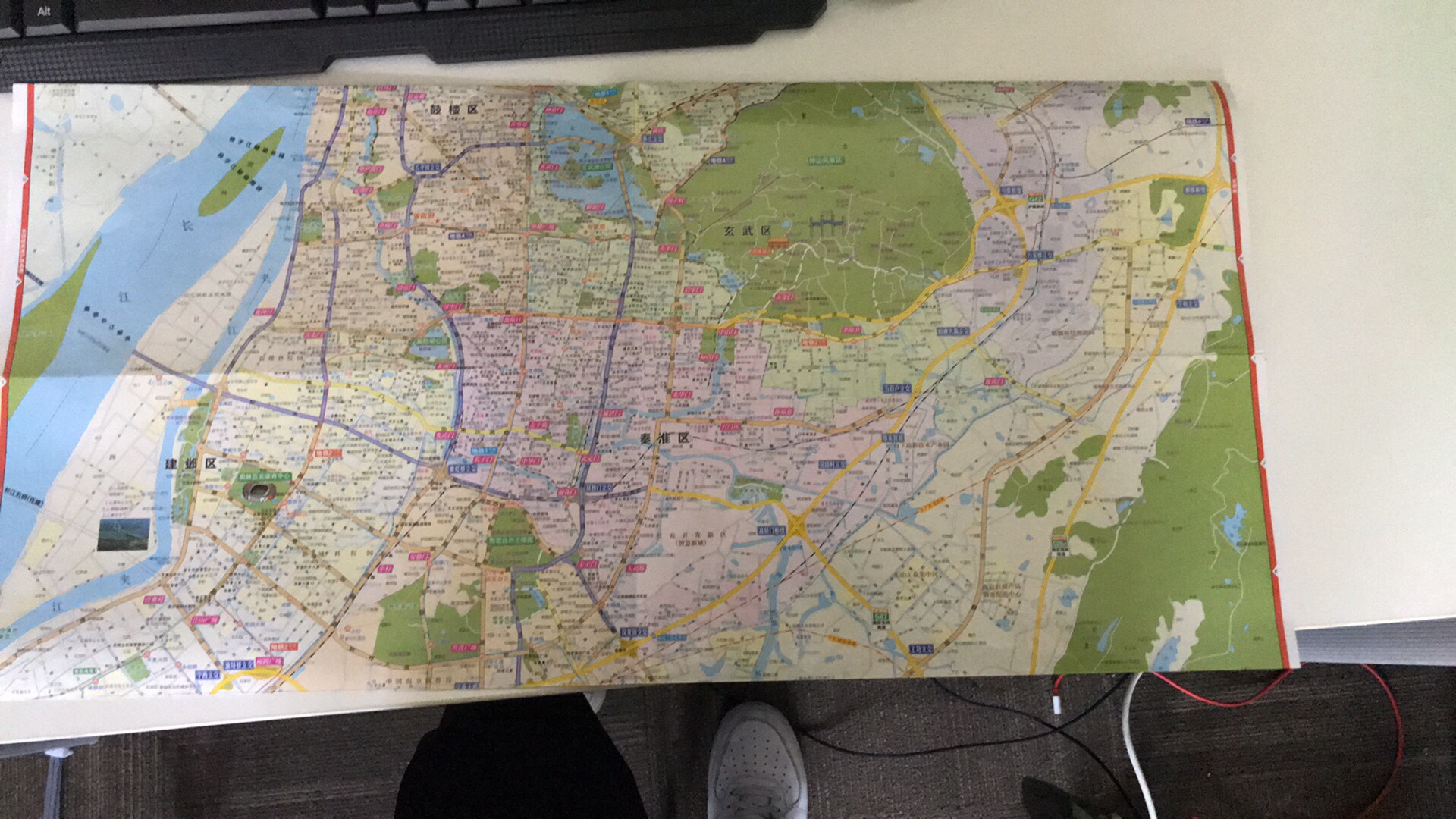 很详细有公交图，有地铁图，地图很大