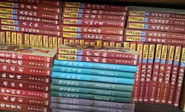 决定象写作文那样用心评价一下，享受收到各种书的喜悦和满足。从小就喜欢看书，可那时候家里很穷，饭都吃不饱，现在回忆起童年，唯一的感觉就是饿。而且那时候的农村没有几家找得出几本书，除了学习课本。我如饥似渴，逮着什么看什么（后来学会失眠了，就拿本学习的书翻几页就睡着了）。有段时间生病住院，只要不打针不输液就溜到医院附近的书摊上看小人书，一两分钱一本，就这钱还是自己~病号蛋赚出来的。（亲戚来医院看我送的鸡蛋，我悄悄卖了几个给隔壁的城里人）后来去外地打工，第一个月的工资几乎都买了书，太贵了，害得我吃了一个月的咸菜稀饭。最后发现一个淘书的好地方～夜市。我每天晚上都要去~，买几本书和杂志。现在这些书都收藏在我的书柜里。后来生活慢慢变好了，网络也发达了，就在电脑上手机上看小说，朋友送了个Kindle给我专门看电子书，可我还是喜欢把书拿在手上翻页的感觉，更喜欢新书纸墨的味道。现在偶尔会在孔夫子旧书网上买书。但我最喜欢的还是6.18和双十一，活动的力度非常大，还包邮送货上门，书的质量也好，都是正版。这次用券满减叠加后买了好多书。我没有特别喜欢谁的书，只要文笔好，构思妙我都喜欢。还买了好多小人儿书～