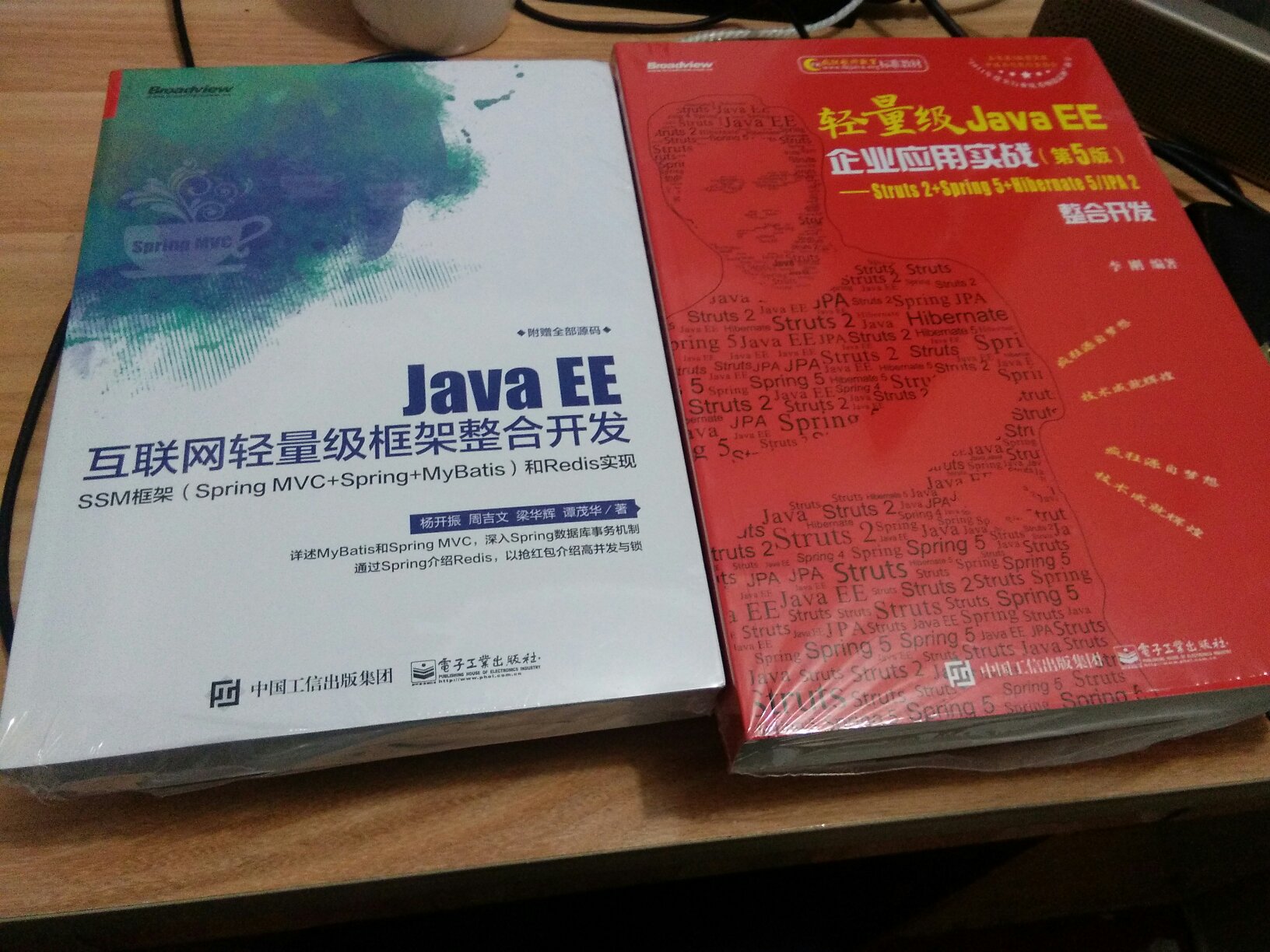 书不错，另外的自提柜真的方便，**也有卖的，但是的物流体验真棒，就选择了。