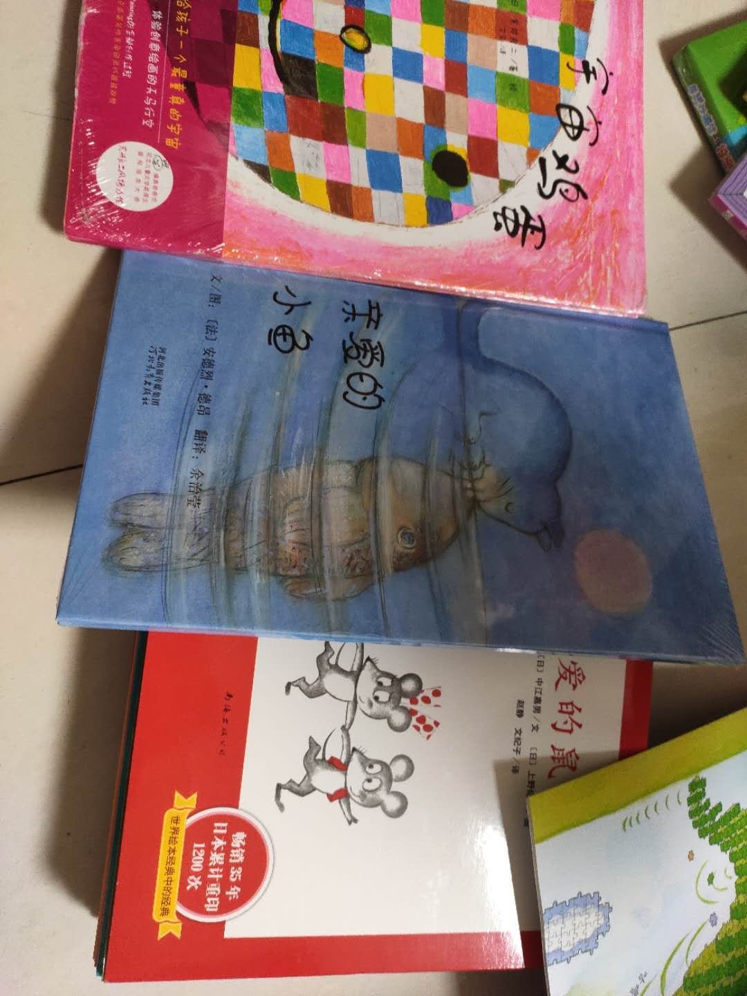 买了这些中文绘本，鼠小弟，非常非常的诙谐幽默，不管几岁的孩子都会爱上的。宇宙鸡蛋脑洞大开。拽的小鱼是一本非常温馨的书。