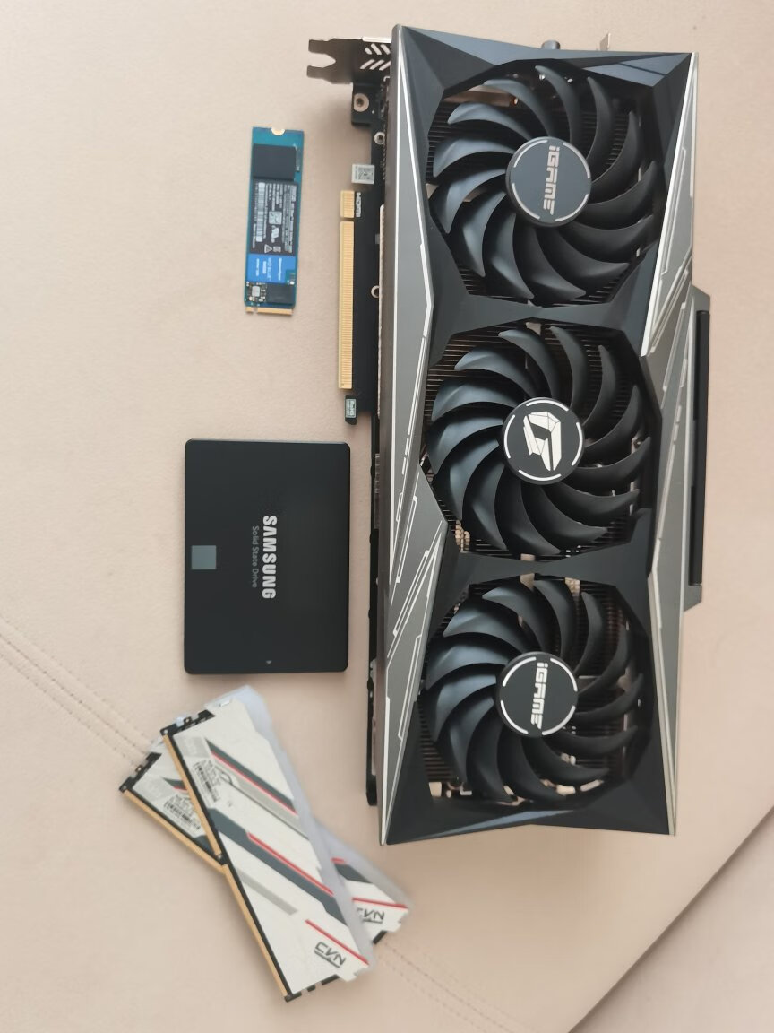 七彩虹捍卫者 8gb ddr4 3200点评