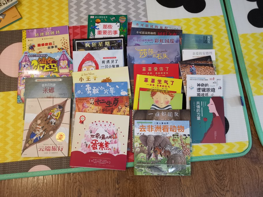 画风精美，质量上乘，故事结局很暖，也很有爱。 一开始还以为是小红帽的故事。