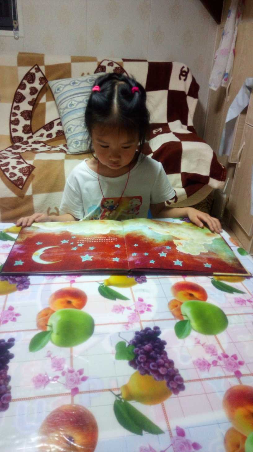 这本绘本的越南作者很用心的在故事情节上做了很多插图同时配合少量文字，让孩子很容易接受，希望出版社能多引进这类儿童绘本