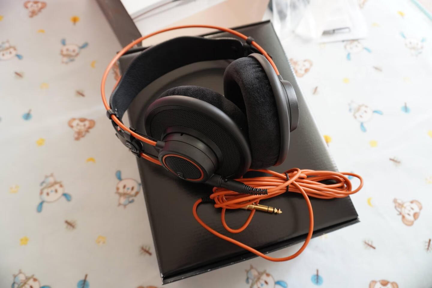 之前用akg的k99,现在直接升级k712,这个耳机感觉好大,做工精良,有旗舰