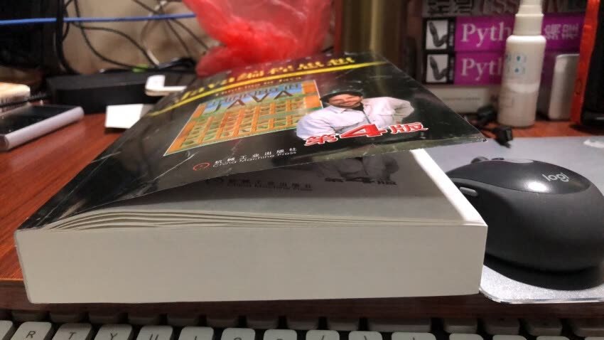 计算机科学的**，这个老师我见过呀，他到北大书店，正在看这本书中译本，然后店员用北京英语跟他说，这本书很好，卖得非常好，如果你需要，那边有英文版的原著