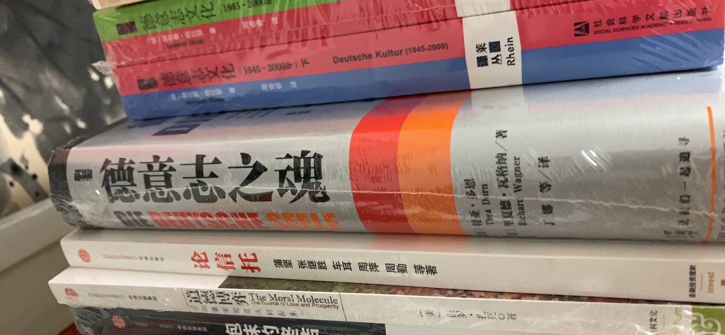 好书可以随时随地的汲取营养，是我们成长、文明的保障和帮助。我们离不开书籍，学习进步离不开书籍。