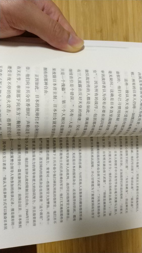 《菊与刀》也是非常非常经典的一本书。这本书号称是现代日本学鼻祖精辟之作，了解日本不得不读的人文专著。解密日本人儒雅上里有齐傲不逊温和善良又严厉凶恶的矛盾文化。性格蕴含局的美，却又显露刀的锋芒，想了解充满矛盾的日本人，就一定要读完这部日本人说明书。
