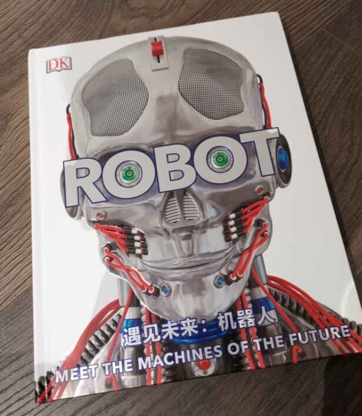 本书介绍了86机器人，介绍了每款机器人的产地、大小、动力来源、制造商，以及它个性的功能。还解释机器人是怎么工作的，又是怎么被制造出来的，并介绍了科学、技术、机械工程和计算的前沿知识。本书还含有23个专题，在介绍具体机器人的同时，带我们学习通用的机器人知识和相关技术的发展历史。比如机器人有哪些类型，机器人是怎样构建地图的，机器人是怎样处理数据的，机器人有哪些移动方式，现实中工程师是怎么给机器人编程的……书中有患有神经肌肉疾病的孩子走路的辅助机器人；帮助医生开展手术的达芬奇手术机器人；可以跟着你走从而解放双手的背包机器人；能制作全球各地美味佳肴的厨师机器人……机器人的发展可以透视出社会的需求。了解现代社会开发的各种机器人，可以让孩子通过自己感兴趣的方式了解社会。