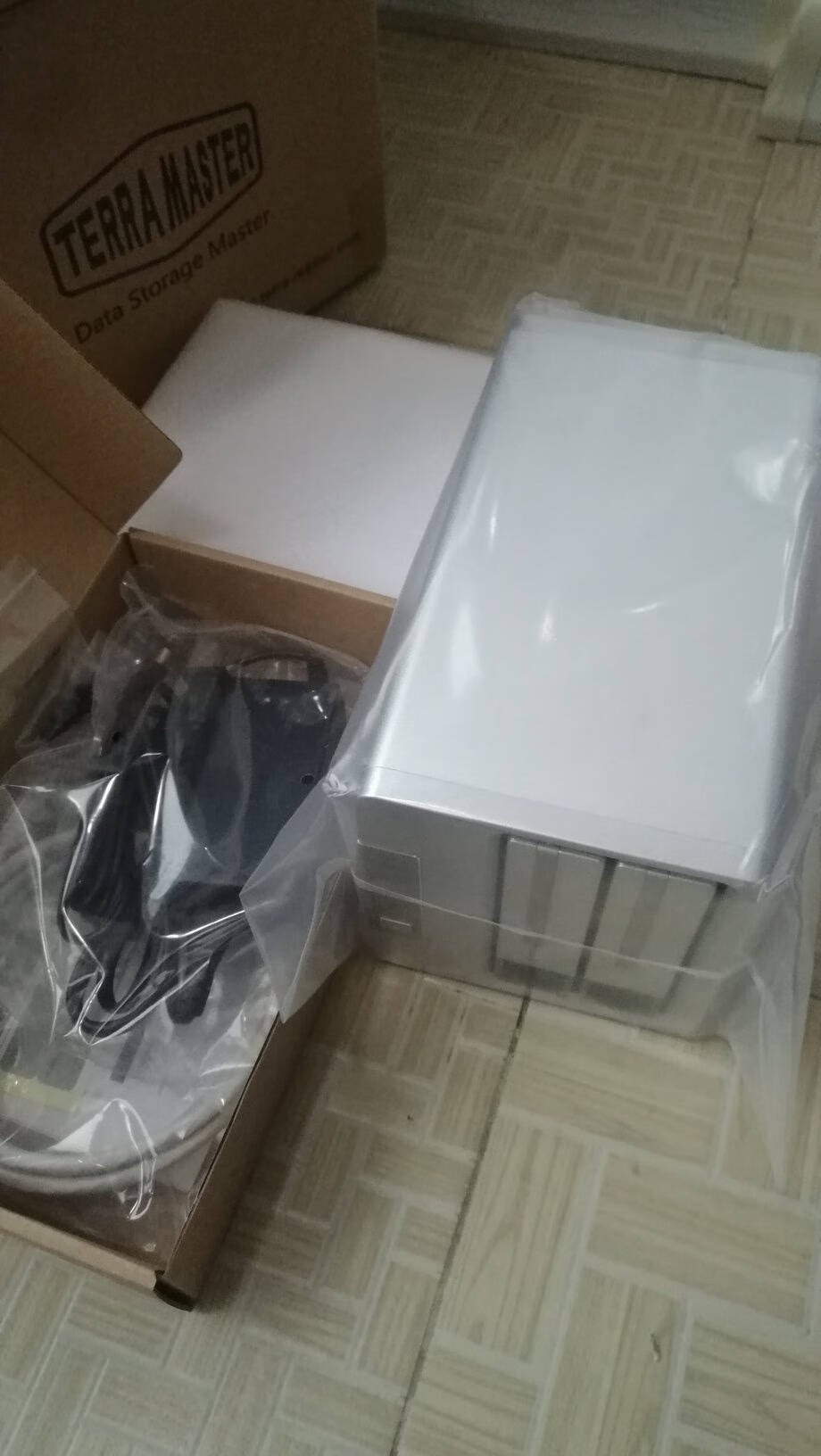 铁威马TERRAMASTERF2-210四核1.4GHz双盘轻量级NAS千兆网络存储私有云存储服务器
