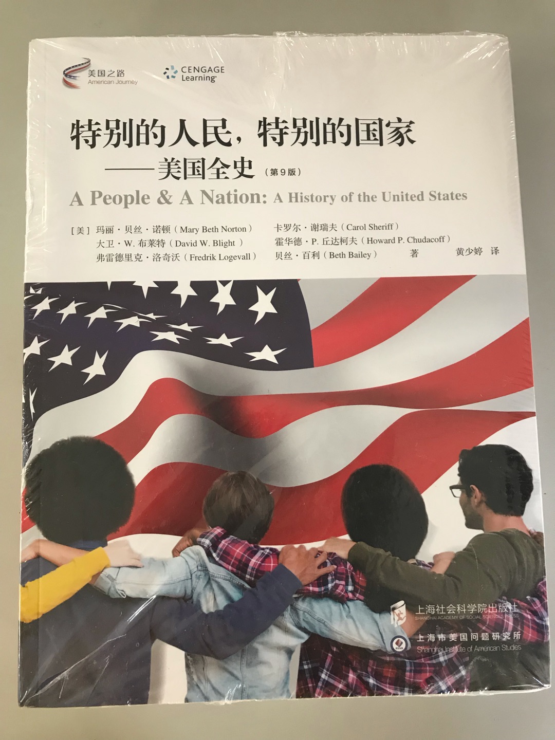 《特别的人民，特别的国家 美国全史》一书将社会和政治历史全面地融合在一起，超*一般历史着作只关注公众人物和重大事件的局限性，深入探究美国人民的日常生活，关注人民在国家政治生活中的作用，从“人民”与“国家”的关系角度介绍了美国的历史进程。