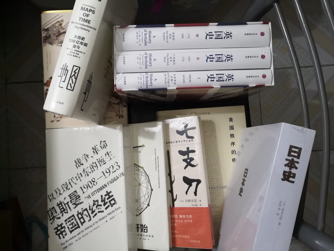 在知乎看到的，问：喜欢读书的人与不喜欢读书的人有什么区别？有一个回答我觉得挺对的，喜欢读书的人不会去笑话不喜欢读书的人，读那么多书有什么用，反而不喜欢读书的人会去嘲讽喜欢读书的人，书虫，书呆子。不过，不见得喜欢读书的人行为就多么的高尚，你看一些购书评论就会发现，有些人真的什么话也是都可以说得出来。所以呀，我想说什么？80个字够了吗？