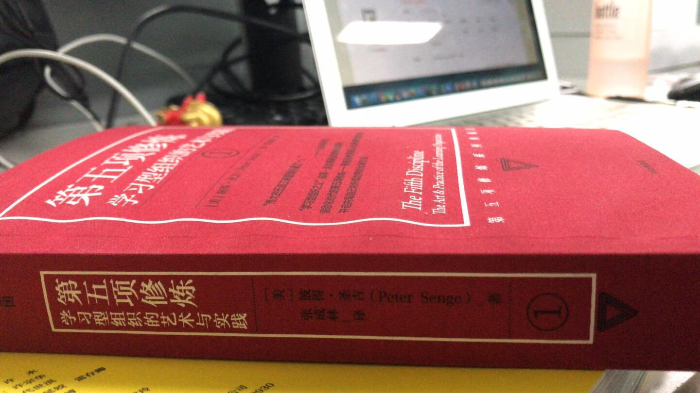 书表面是布料一样的，但是一点不平，有波浪，就像是衣服烤焦的那种感觉，内页的印刷还是很清晰的，就是体验感不好。。。