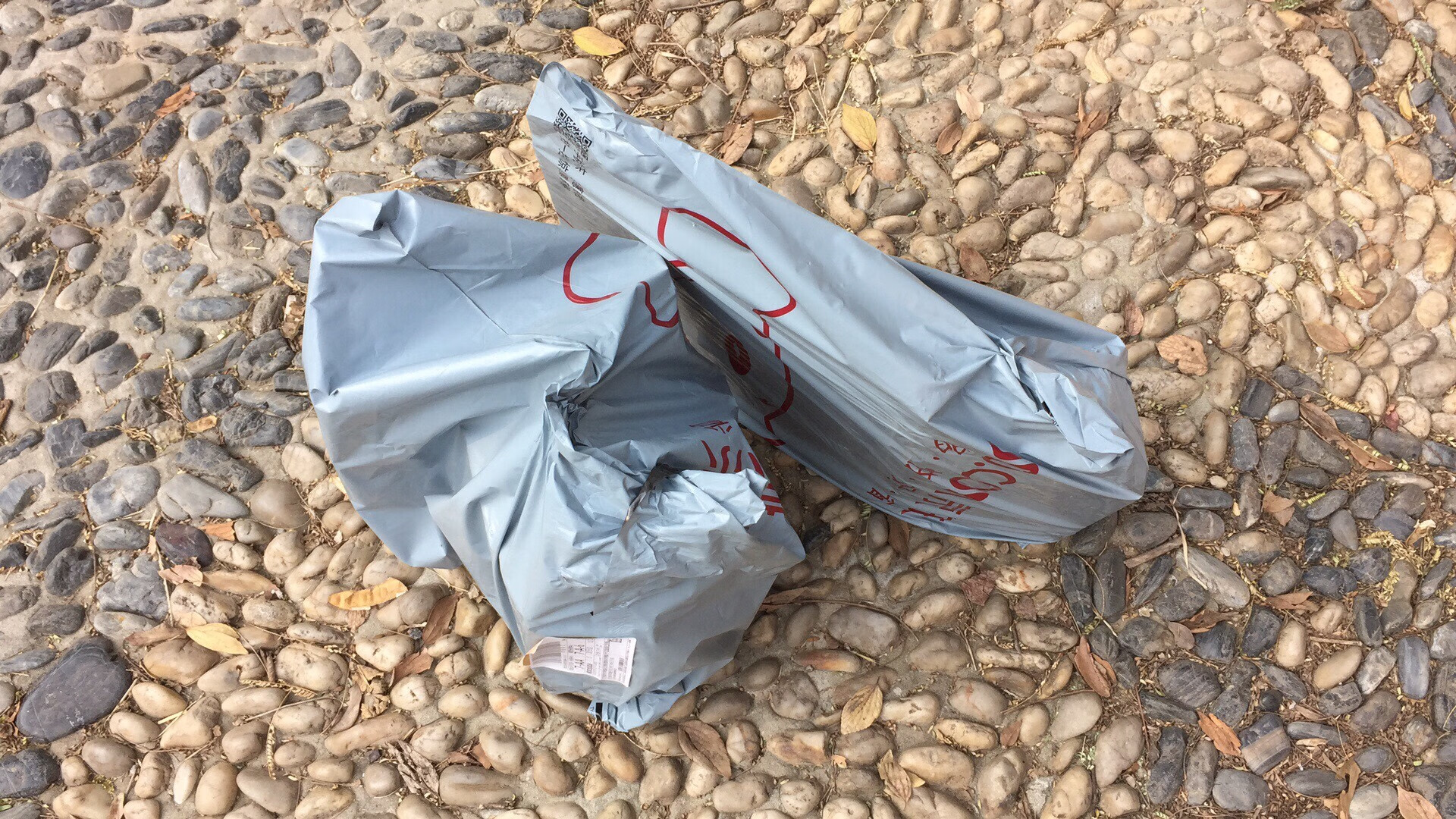 不一一评价了，发点图，一直信赖自营书，自从来到买书，我就再也没在其他地方买过书了。虽然没大神们会省钱，可我已经很满足了。这次10月31日又大购物了一把，6.18的书还没看完呢，不知道双十一的优惠如何，坐等。没有太大优惠就不买了，足够看了