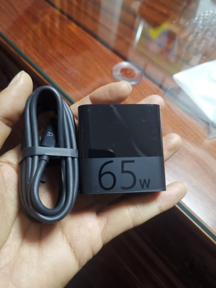 紫米65w快充充电器小巧方便给手机电脑充电
