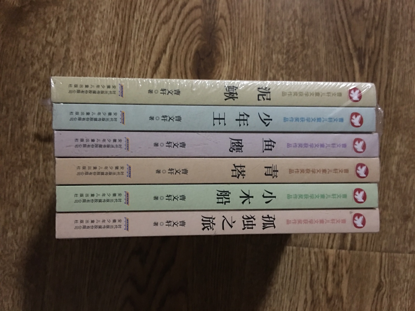 适合有一定阅读基础的孩子，起码3年级以上。曹先生的书多以写实为主，质朴无华，却脱离枯燥，生动活泼。拿来一起与孩子分享，是提高阅读能力和写作技能不可多得的宝贵财富。