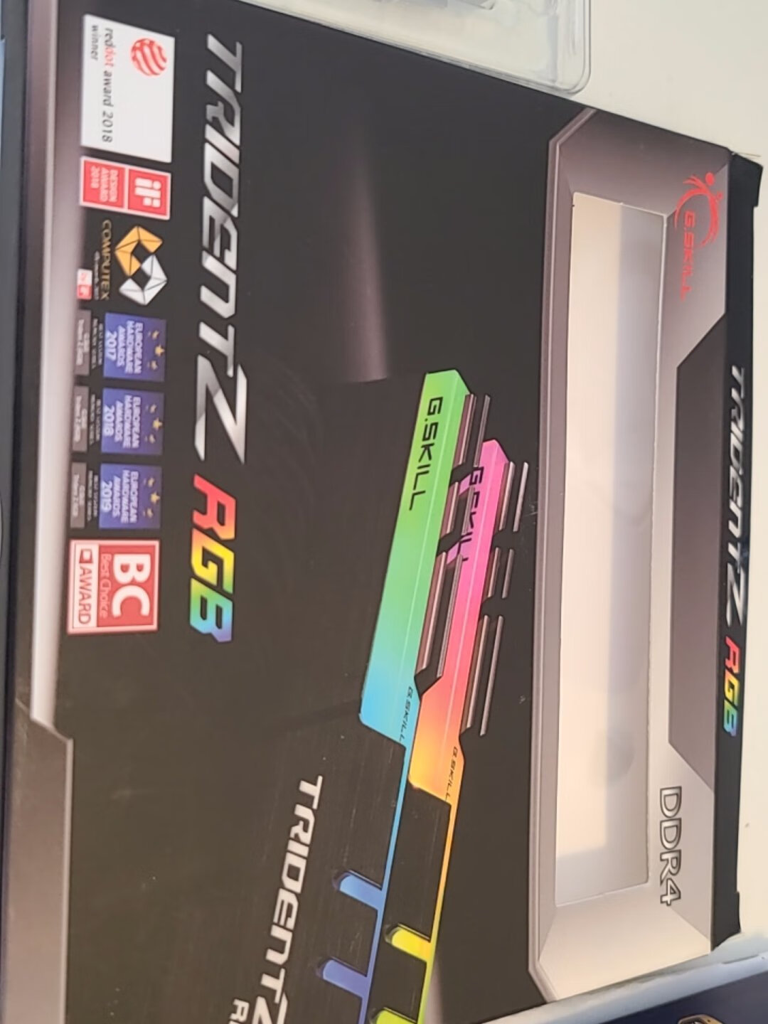 芝奇幻光戟32gb216gbddr44000f44000c18d32gtzr