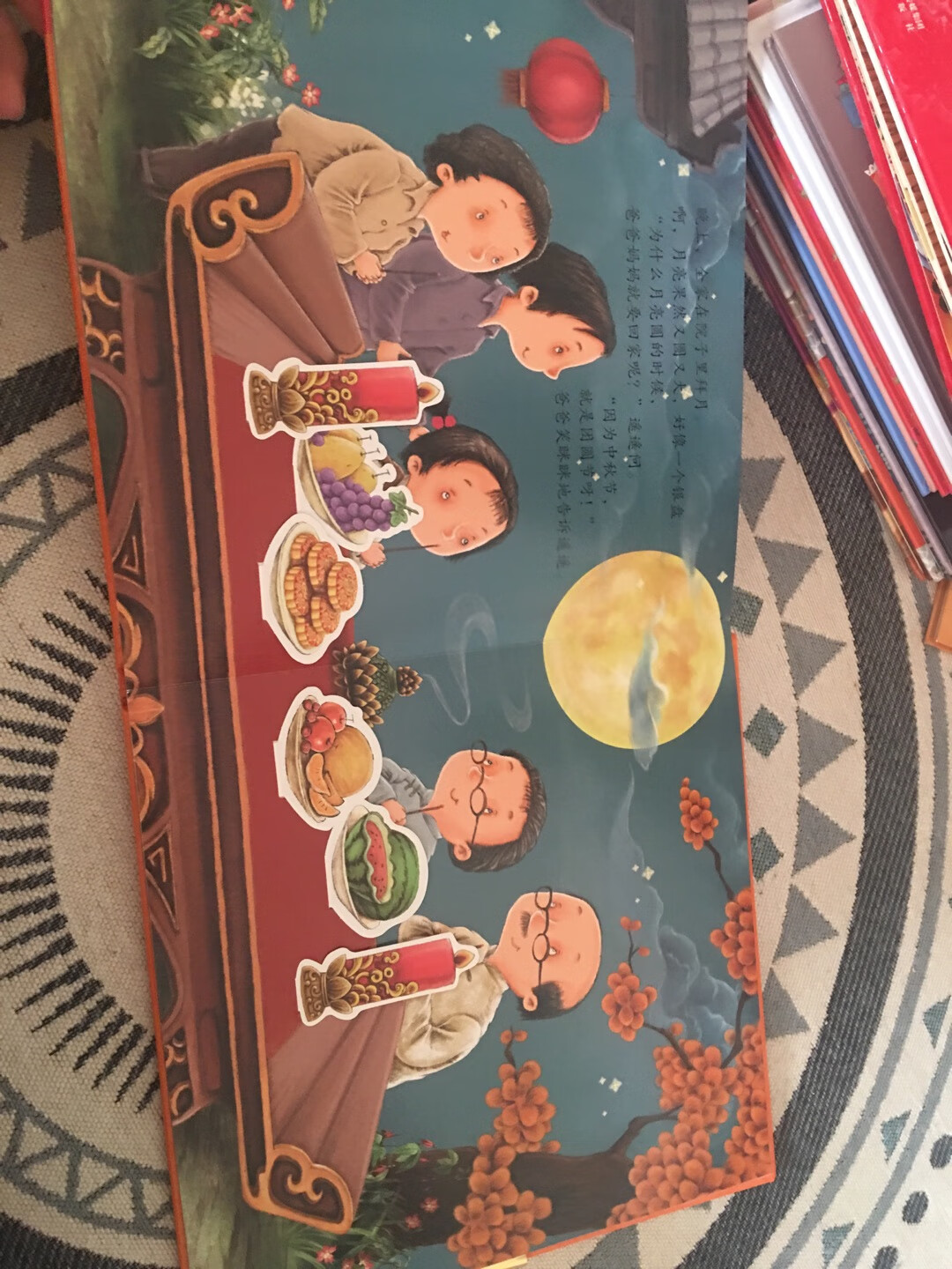 书上向孩子们介绍了中国传统节日的由来和习俗，丰富传统文化知识的同时，立体页又增添了许多趣味性。读完书还可以和宝宝一起做节日特色美食。非常有趣