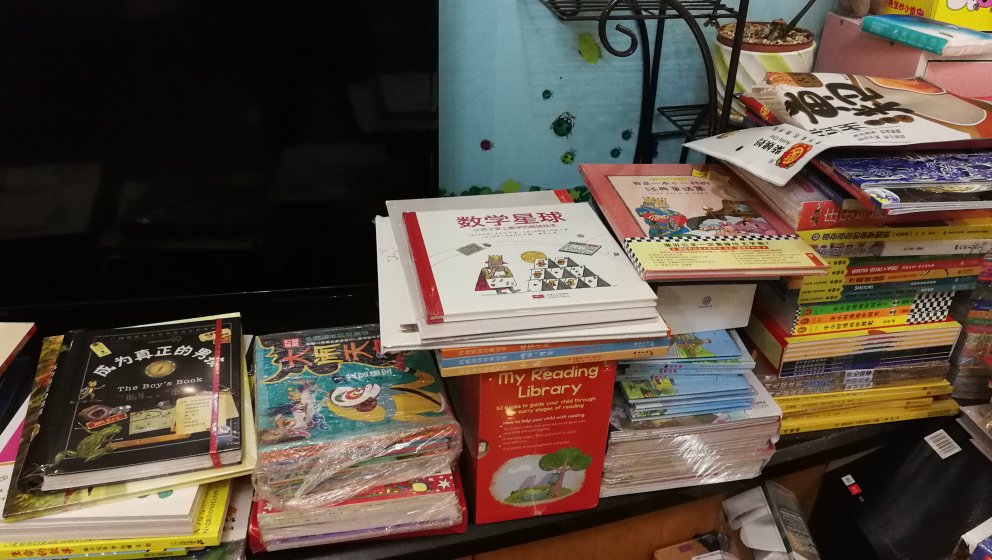 年底图书活动比较多，一直在买买买的路上～现在囤了比较多的书，孩子每天都可以从中找到自己想看的书。