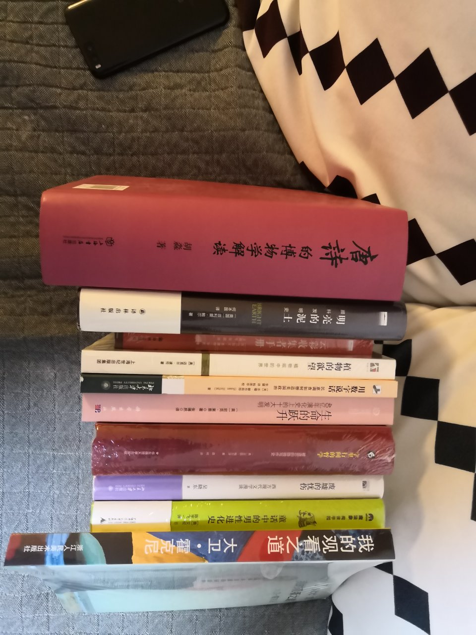 这本内容丰富的作品试图解读进化论的十个*伟大“发明”，从生命的原初，经过它的创造期，到它的终结。