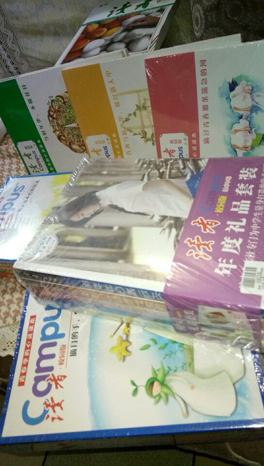 读者校园版全彩印刷。年度礼品套装。读者校园版礼品套装。共四本读者校园版合订本！读者杂志。亚洲****！读者精华，读者历年最受欢迎的文章荟萃合集。物美价廉！好书不贵！价格实惠！通俗易懂！每天学习！每天实践！受益匪浅！非常感谢，快递员师傅这么冷的天！东奔西跑的为我们送货！为您们的辛苦付出点赞！师傅您们辛苦了！谢谢您！！