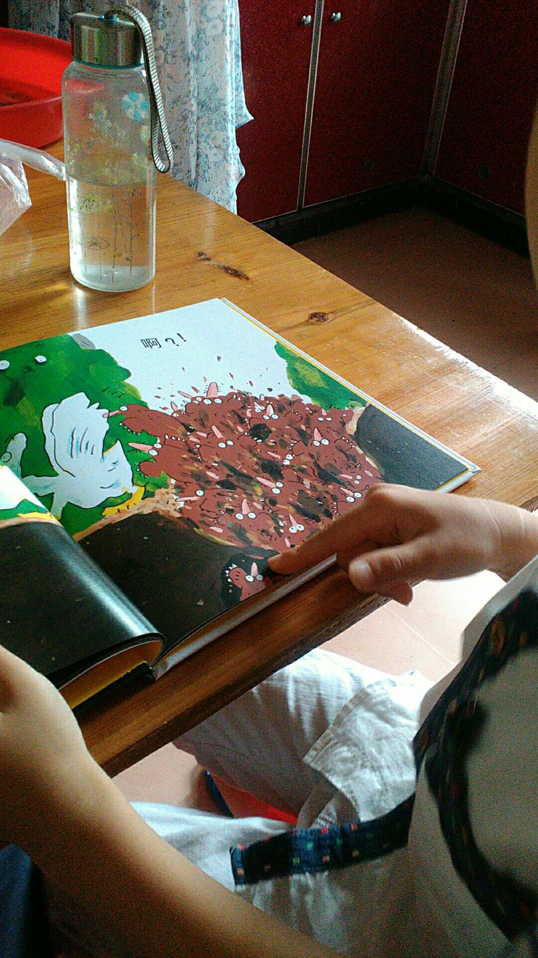 这是一本很适合两岁以上的孩子们来听和看的图画书！图画简单明快很有趣，应用绘本讲述方式。这个故事就是一场游戏！