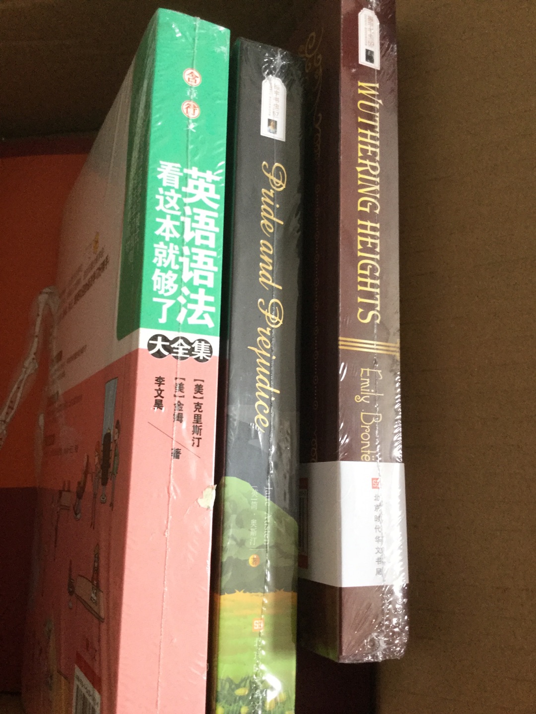 买给小孩看的，孩子很喜欢，感觉难度比较合适，小学毕业到初一。有单词本比较方便，但单词不全。