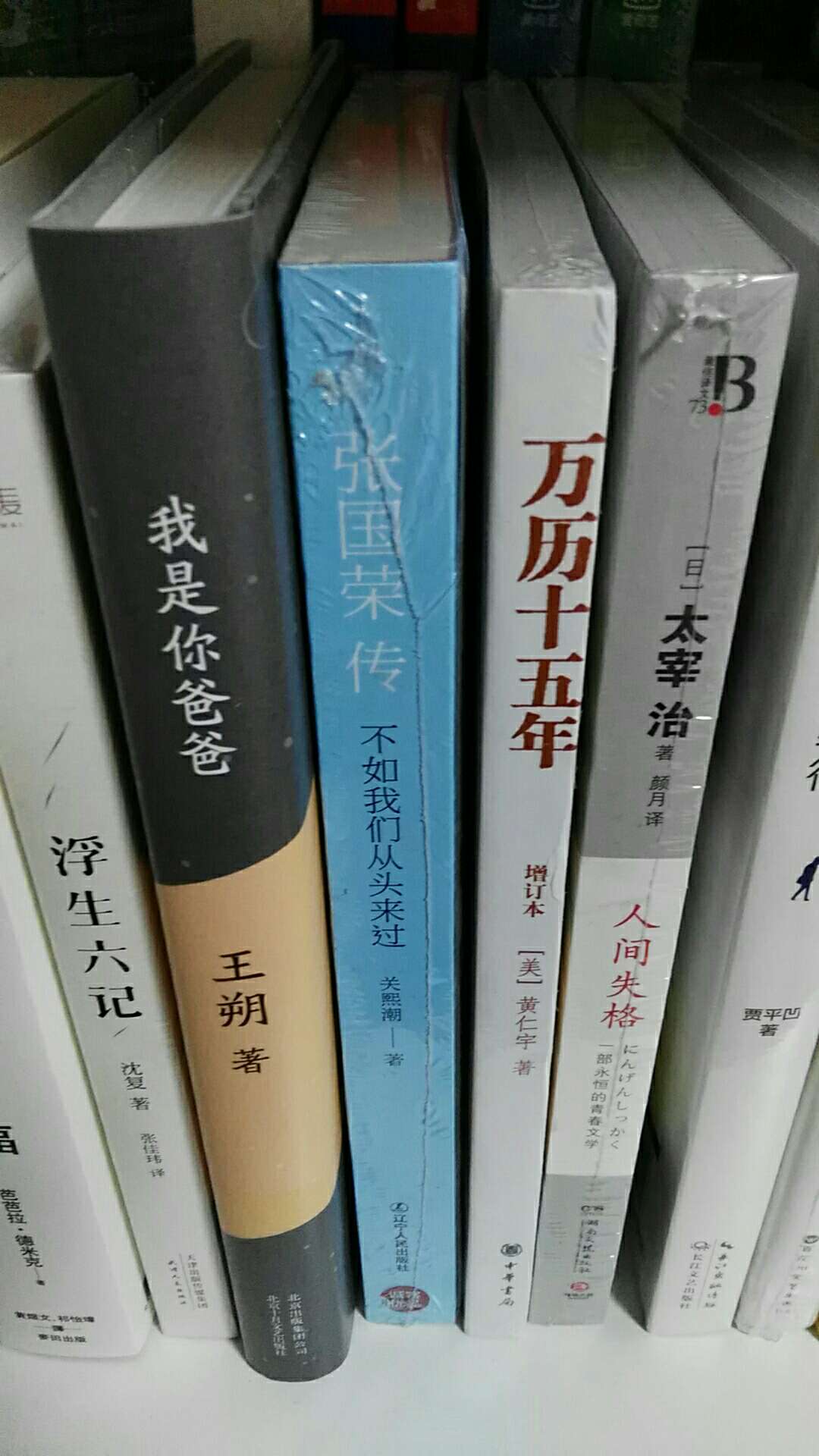 最近有时间完整地看一下这本书。关于张国荣的书看了很多，但是这本书上的很多内容别的书上都没有。文笔流畅优美，书还附赠照片和海报，十分喜欢。