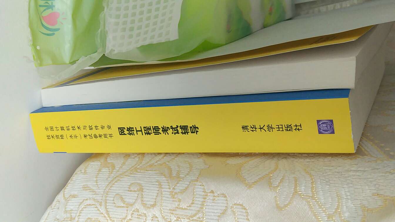 刚拿回来就是这样子，是被踩了几脚，连外边的薄膜都没有，可能是二手的吧