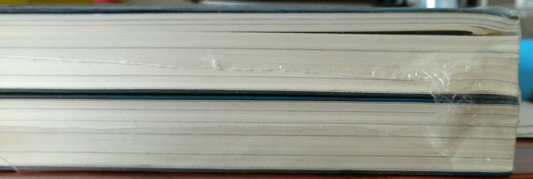 部分书页有折叠，塑封破损