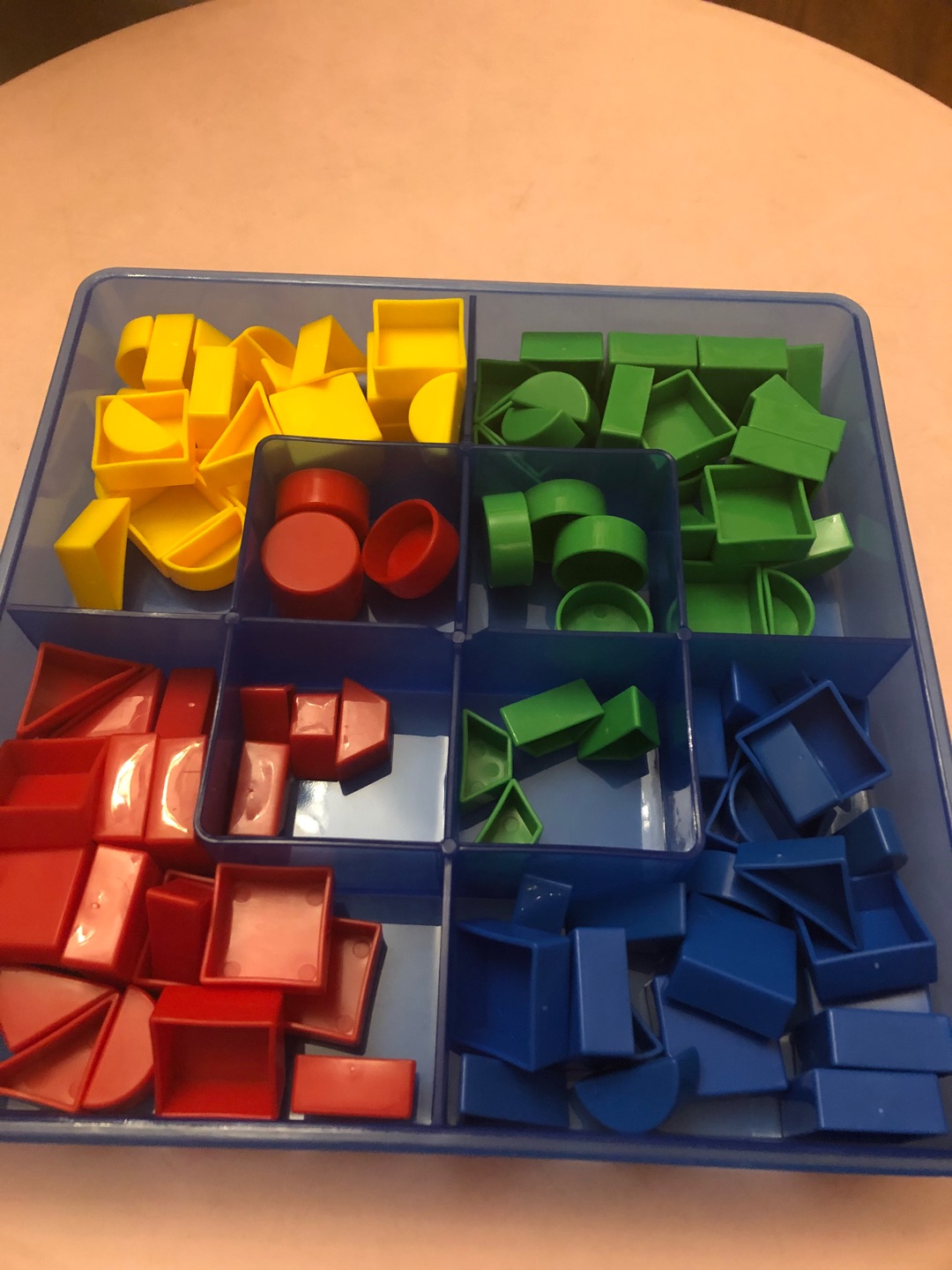 一箱里面有三种玩具，一种是积木那种，还有一种是透明的立体方块儿，还有两盒里面是各种小积木。配了一本指导用书，搞活动买的，性价比还是不错