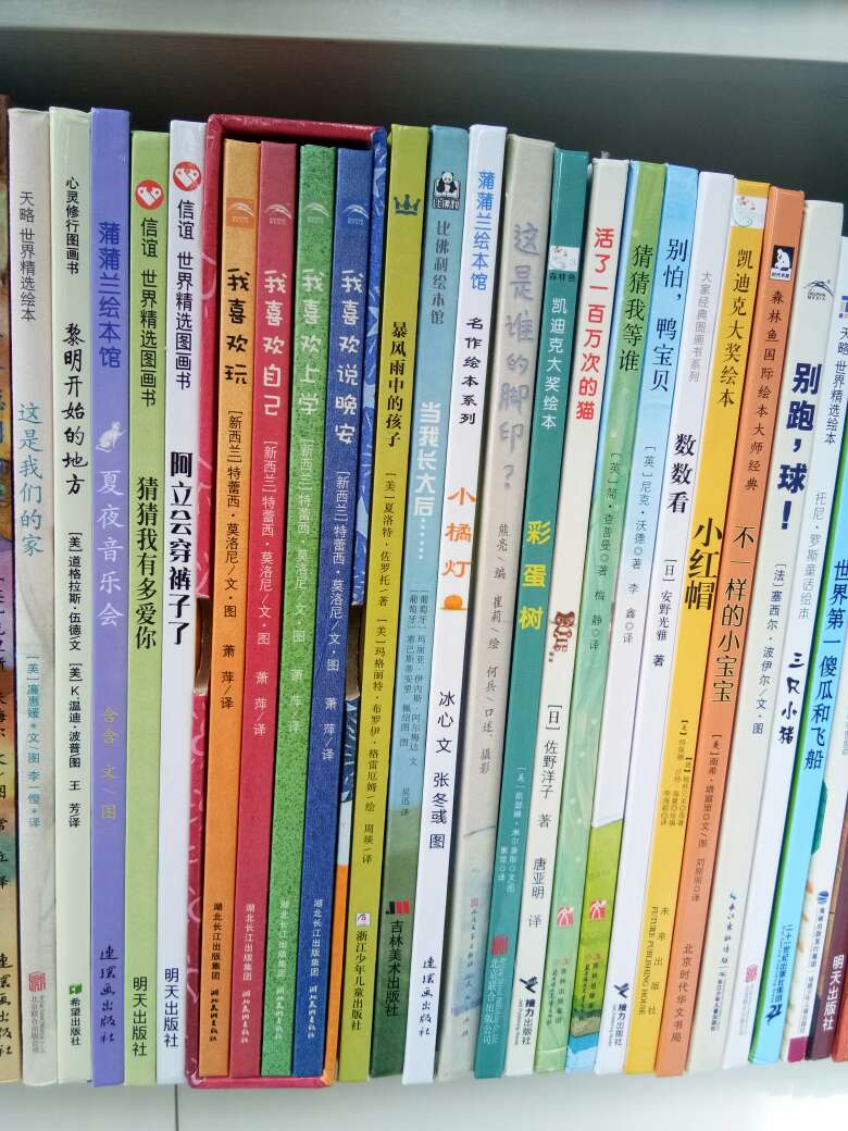 日本的书我很少买，这一本还确实不错，孩子会学着阿立的样子学着自己穿裤子了。