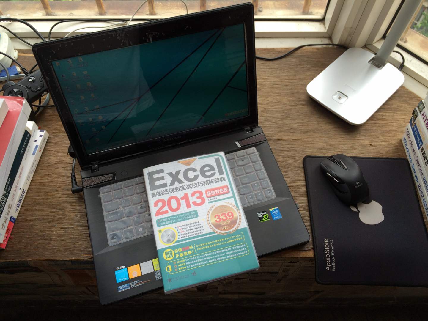 。《2013Excel数据透视表实战技巧精粹辞典（超值双色版）》按Excel的应用功能进行归类，甚至包含许多容易被忽略的功能。无论是初学者还是经常使用Excel的行家，本书都可以成为您活学活用Excel数据透视表应用的绝佳参考用书，能解决您在学习Excel中遇到的各种疑问。