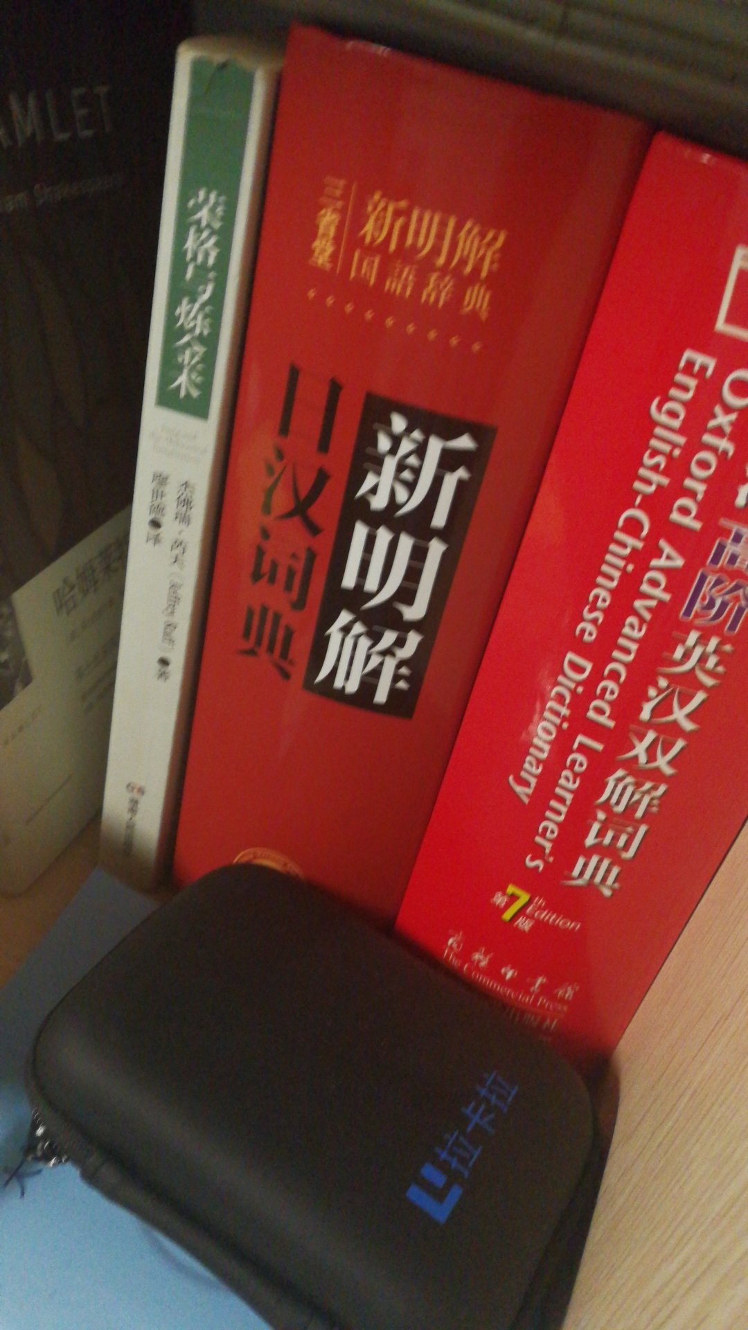 中日文对照的日语句型词典，日语学习的工具书，每一个句型都有例句，中日对照，非常实用。最重要的是，译者中有自己的老师，必须支持一下。