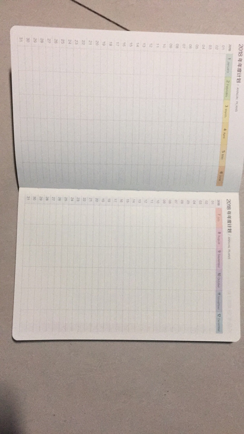 很喜欢这个笔记本，2017用了一本，特别适合我每天记账、备忘，用了一年还好好的，没有一页脱掉，要进入2018了，赶紧入手一本，版面功能比2017略有增加