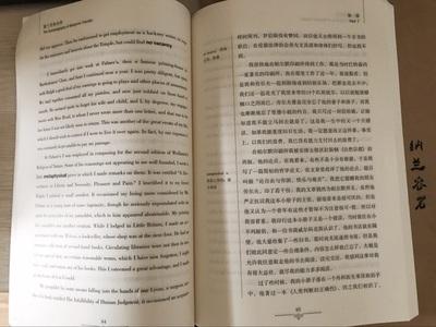 中文英文都有，纸质很好，字也很清晰，价格便宜，快递也还可以，总得来说是不错的！