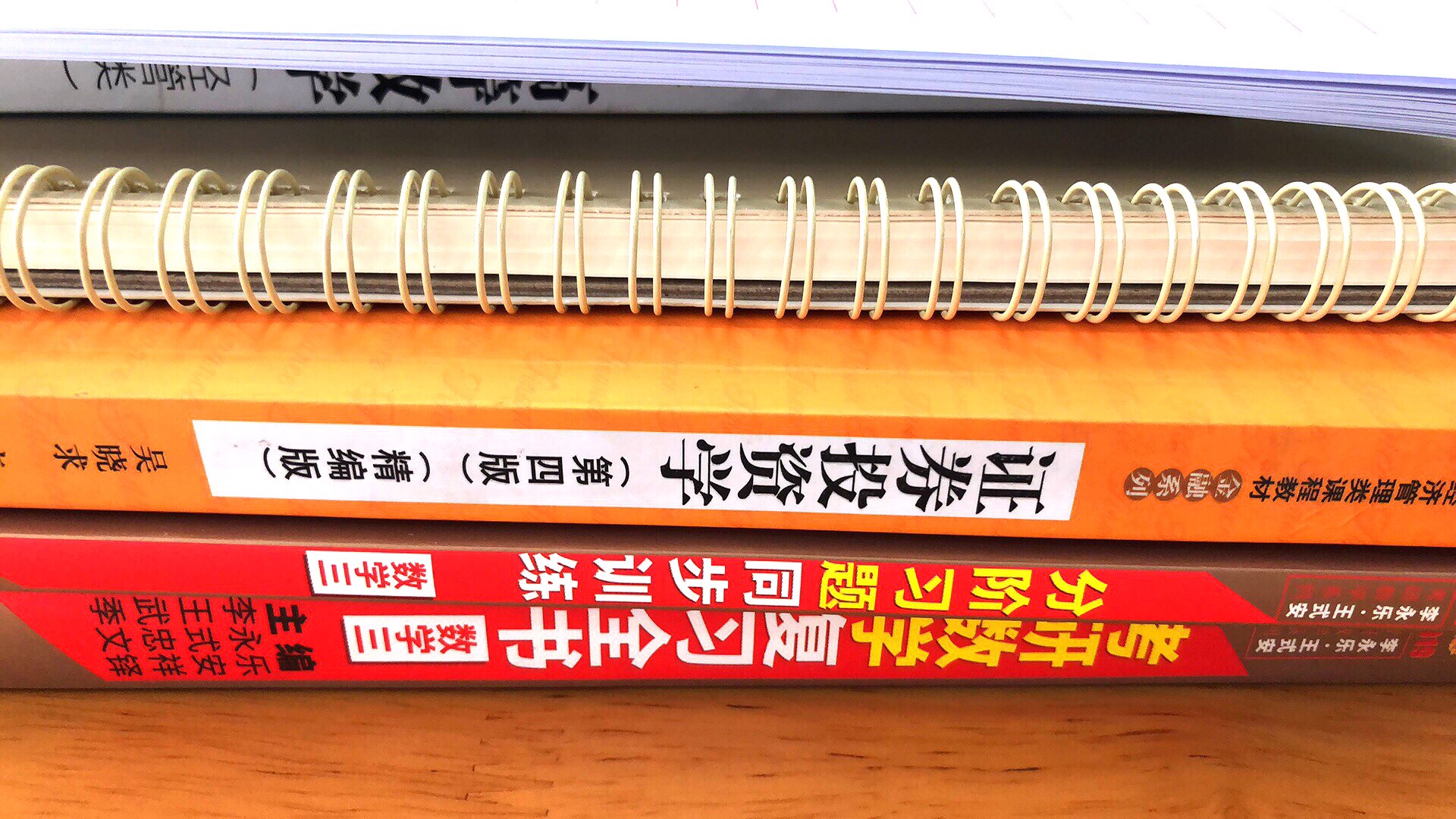 纸张印刷清晰，内容就不说了。包装是用了纸箱，这个挺好的