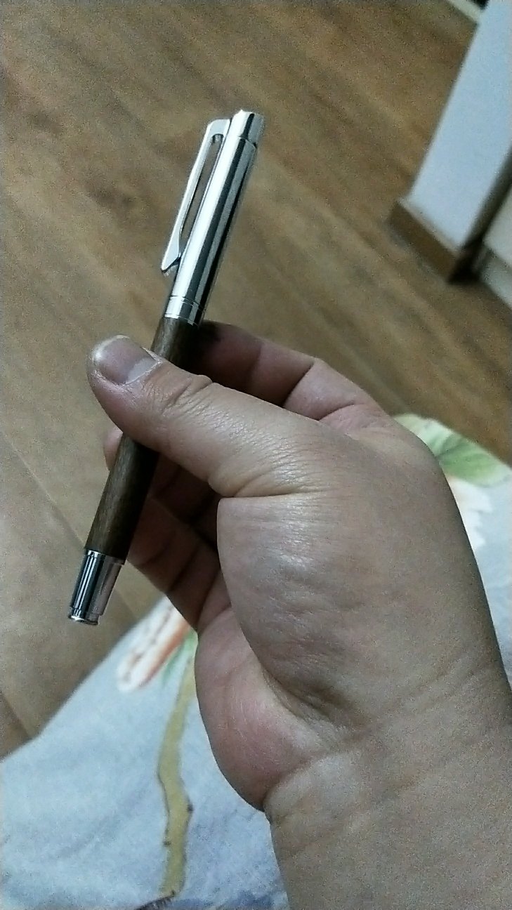 这支笔，总的来说是很不错的，性价比很高。做工也到位。设计简约，关键就是买的时候不能选笔尖粗细。结果是一支M尖